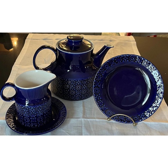 Vintage Cobalt Blue White Etched Stone Pottery Teapot & Creamer Dessert Plate - Picture 2 of 10